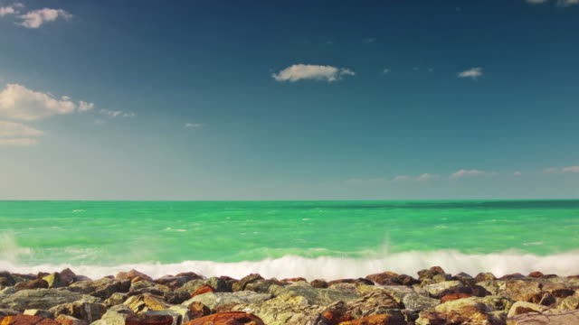 panorama-de-cielo-de-día-soleado-dubai-roca-playa-azul-4-tiempo-k-lapso-Emiratos-Árabes-Unidos
