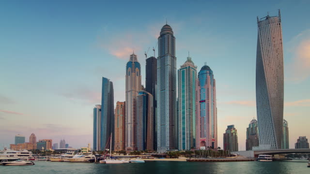 Sonnenuntergang-bis-Nacht-Licht-Dubai-Marina-berühmten-Panorama-4-k-Zeit-verfallen-Vereinigte-Arabische-Emirate