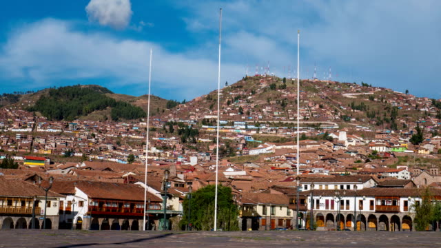 Timelaspe-der-Hauptplatz-von-Cusco-in-Peru