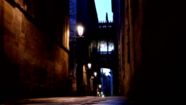 Street-in-the-Gothic-quarter-of-Barcelona-at-night,-dolly