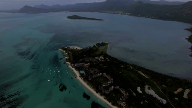 Panorama-aéreo-del-océano-y-la-isla-Mauricio