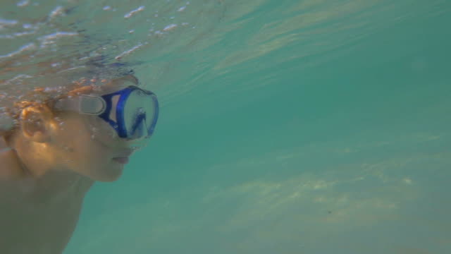 Niños-en-snorkel-máscara-natación-bajo-el-agua