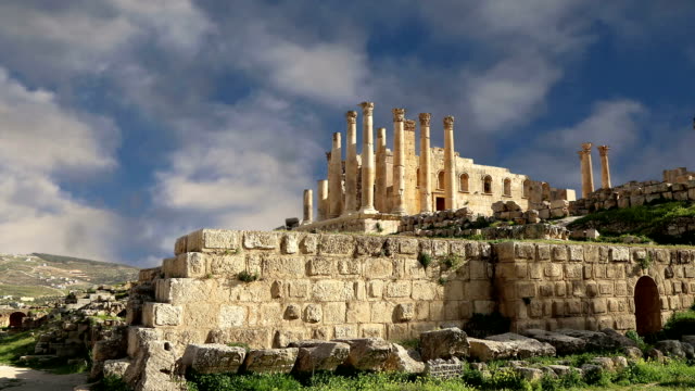 Temple-of-Zeus,-Jordanian-city-of-Jerash--(Gerasa-of-Antiquity),-capital-and-largest-city-of-Jerash-Governorate,-Jordan