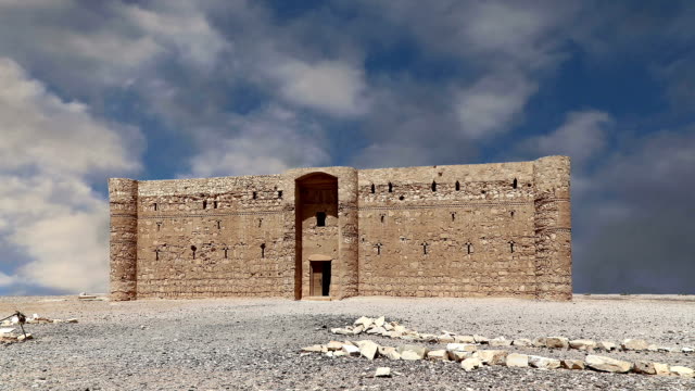 Qasr-Kharana-(Kharanah-oder-Harrana),-das-Wüste-Schloss-in-östlichen-Jordanien-(100-km-von-Amman).-Erbaut-im-8.-Jahrhundert-n.-Chr.-als-Karawanserei,-ein-Rastplatz-für-Händler-verwendet-werden