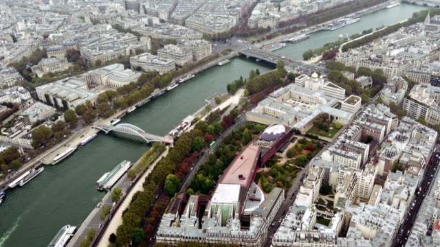Vista-aérea-inclinación-de-París-Sena-y-puentes