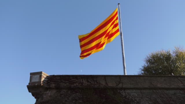 Español-bandera-colgando-hacia-fuera-del-Castillo-de-Montjuic-Barcelona