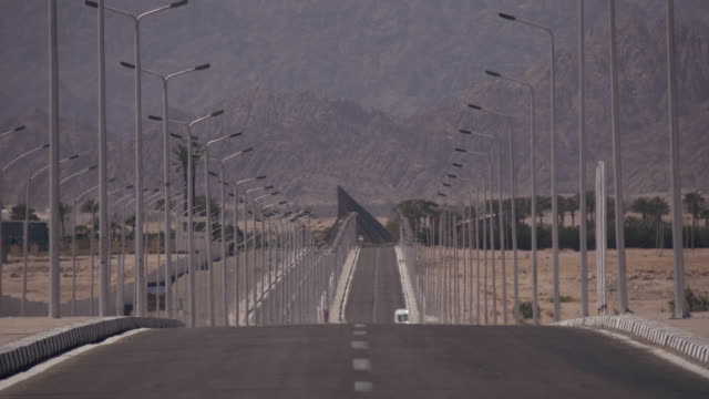 Camino-solitario-cerca-de-las-montañas-del-desierto