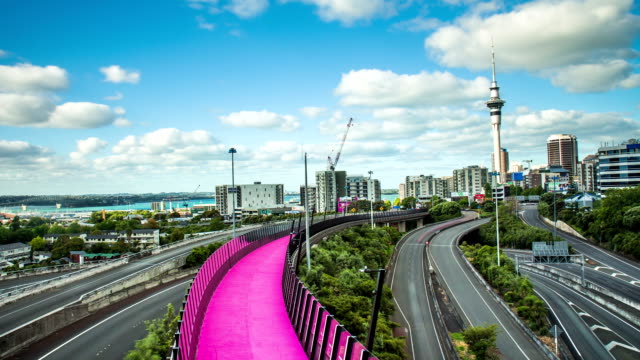 Zeitraffer---Skyline-von-Auckland-City-mit-dem-Sky-Tower,-Neuseeland