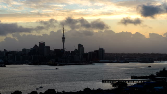 Lapso-de-tiempo-de-puesta-de-sol---Sky-Tower-de-Auckland-y-el-puerto-de-Auckland