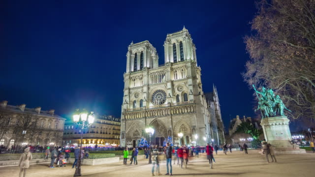 Frankreich-berühmtesten-Notre-Dame-de-Paris-überfüllt-quadratische-Nacht-Panorama-4k-Zeitraffer