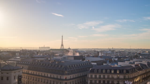 panorama-de-París-Ciudad-en-la-azotea-paisaje-urbano-4k-del-cielo-luz-del-atardecer-Francia-lapso-de-tiempo