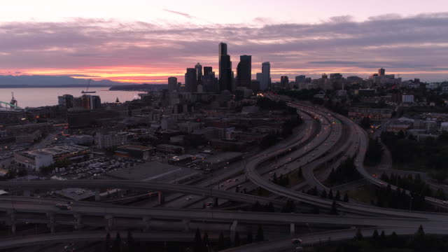 Hyperlapse-aérea-de-puesta-de-sol-en-el-centro-de-Seattle-horizonte-con-la-ciudad-en-movimiento,-moviéndose-a-alta-velocidad