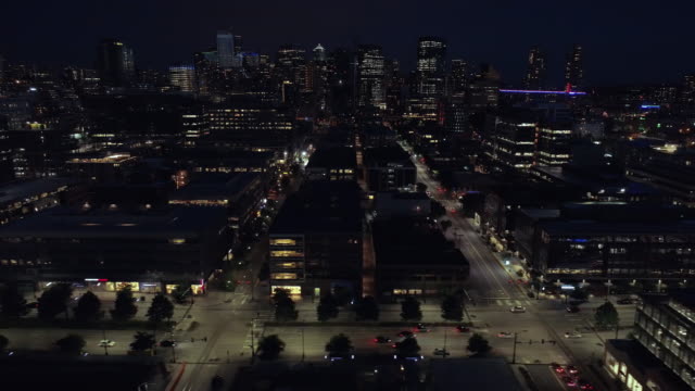 Stadtbild-Antenne-Dolly-in-dunklen-Nacht-mit-Citylights-der-Innenstadt-von-Gebäuden