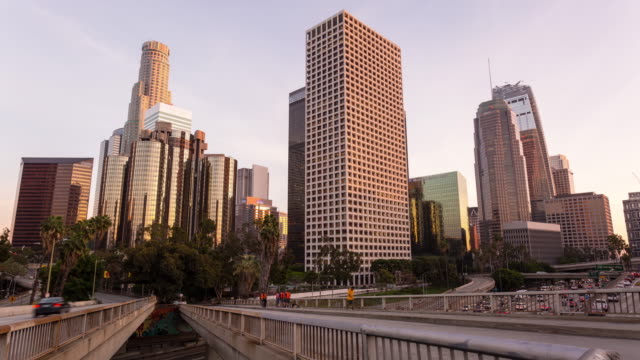 Die-Innenstadt-von-Los-Angeles,-Kalifornien-Tag-zu-Nacht-Zeitraffer-Gebäude-und-Verkehr