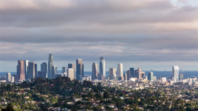 Die-Innenstadt-von-Los-Angeles-und-Griffith-Park-Wintertag-Timelapse
