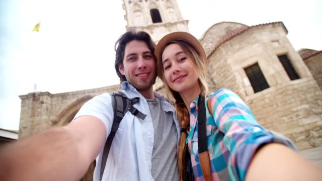 Junge-Touristen,-die-eine-Lächeln-auf-den-Lippen-Selfie-in-malerischen-Stonebuilt-Dorf