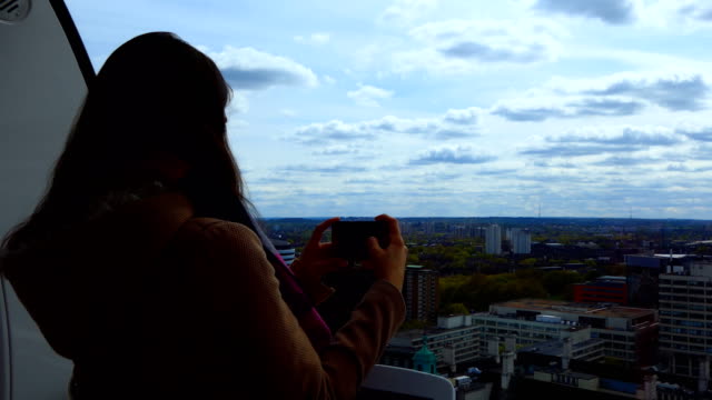 Chica-tomando-fotos-de-la-ciudad-desde-arriba
