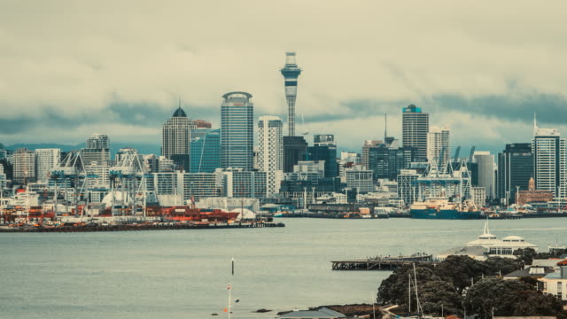Zeitraffer---Auckland-Sky-Tower-und-den-Hafen-in-Devonport,-Auckland,-Neuseeland