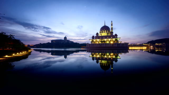 Wunderschönen-Sonnenaufgang-am-Putra-Mosque,-Putrajaya.