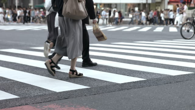 Menschen-zu-Fuß-auf-den-Zebrastreifen-(Slow-Motion-Video)-Shibuya-im-Sommer