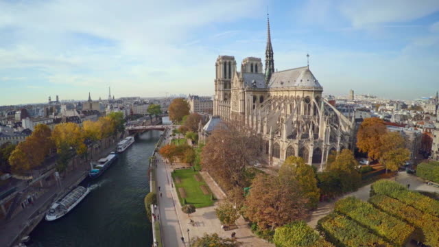 Vista-aérea-de-París-con-la-Catedral-de-Notre-Dame