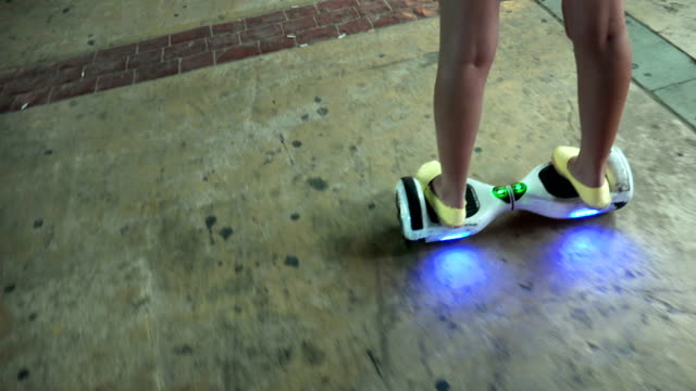 Chica-con-hoverboard,-una-tabla-de-dos-ruedas-uno-mismo-equilibrio.-El-scooter-eléctrico-de-rueda-dual-basado-en-giroscopio-también-se-llama-un-volante-inteligente.