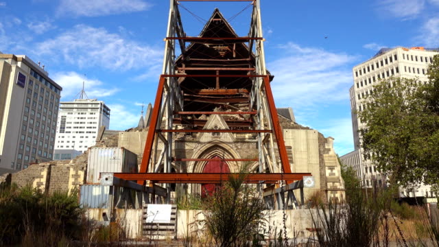 Gesamtansicht-der-Kathedrale-beschädigt-Kirchenschiff-mit-der-Stahlkonstruktion-der-Rest-des-Körpers-Stein-von-einem-neuen-Zusammenbruch-nach-dem-2011-Erdbeben-zu-verhindern.