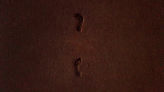 Footprints-on-the-beach