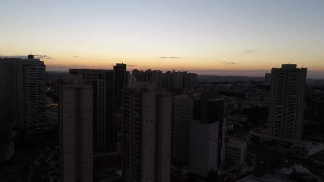 Flying-Over-Sunset-in-Ribeirao-Preto-city,-Sao-Paulo,-Brazil