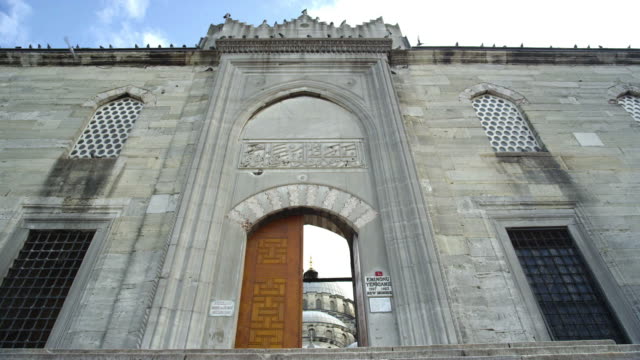 Yeni-Camii-(New-Mosque)-in-Eminonu-District,-Istanbul,-Turkey.