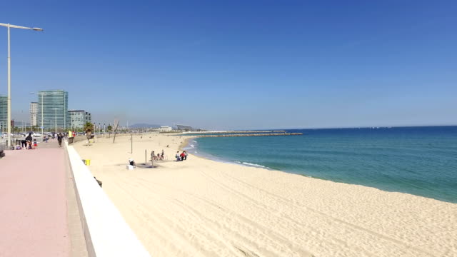 Playa-de-la-ciudad-con-vistas-al-mar-Mediterráneo
