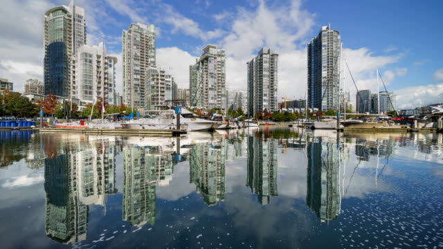 Vancouver-Harbourfront-Architektur-Spiegelungen-im-Wasser-der-Marina