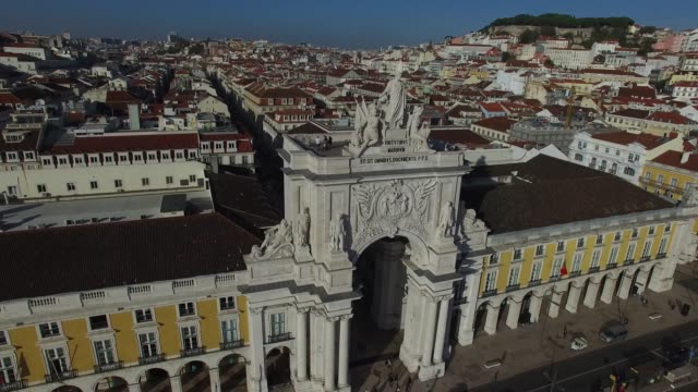 Flying-in-Praca-do-Comercio,-Lisbon,-Portugal