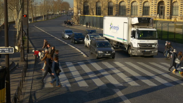 france-sunny-paris-double-decker-bus-louvre-museum-riverside-crowded-street-panorama-4k