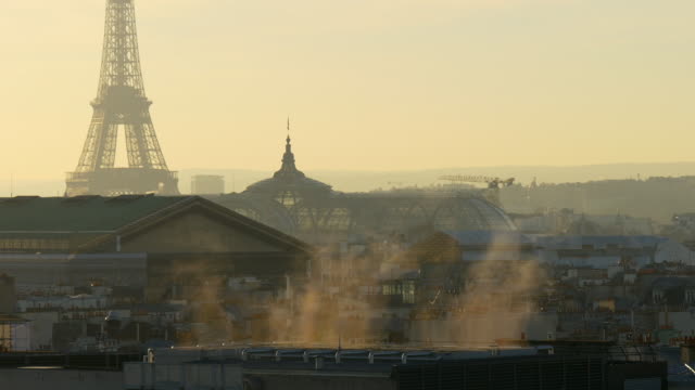 Frankreich-Sonnenuntergang-Paris-Galeries-Lafayette-auf-der-Dachterrasse-Rauchen-Stadtbild-Eiffel-Turm-Panorama-4k