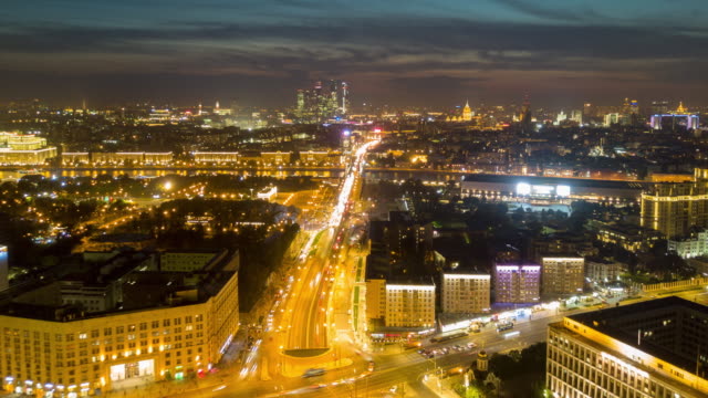 Rusia-noche-iluminación-al-atardecer-cielo-Moscú-paisaje-urbano-tráfico-calle-panorama-4k-lapso-de-tiempo