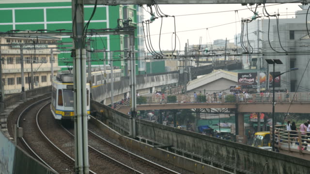 Tren-de-tránsito-del-carril-de-Manila-y-los-viajeros