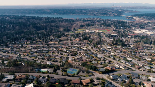 Bellevue-Washington-perspectiva-aérea-de-la-ciudad-y-frente-al-mar