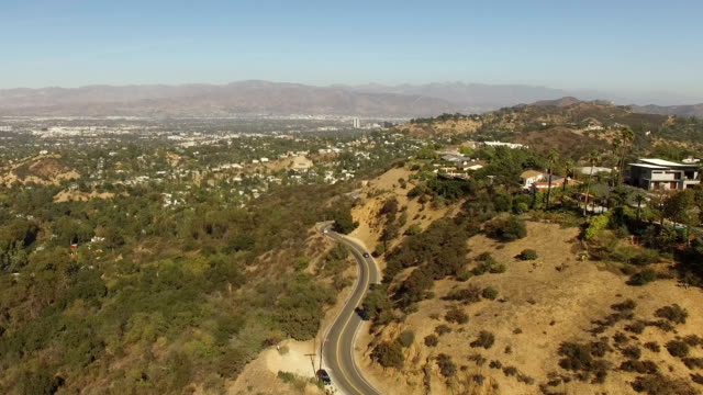 Antena-tilt-abajo-vista-de-Mulholland-Drive-en-las-colinas-de-Hollywood