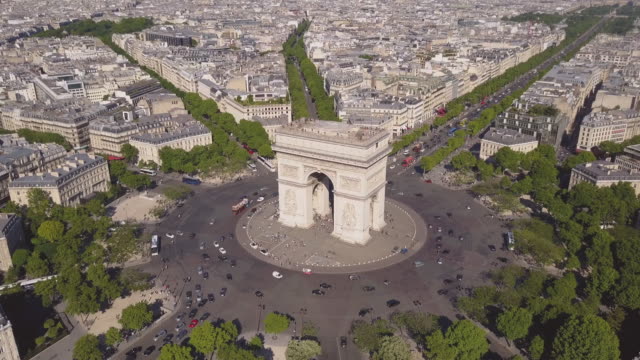 Frankreich-Paris-Stadt-berühmten-Bogen-de-triumphieren-aerial-Panorama-4k-sonnigen-Sommertag-Zeitraffer