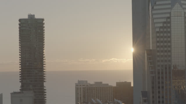 Sunrise-spähen-durch-die-Chicago-Gebäude