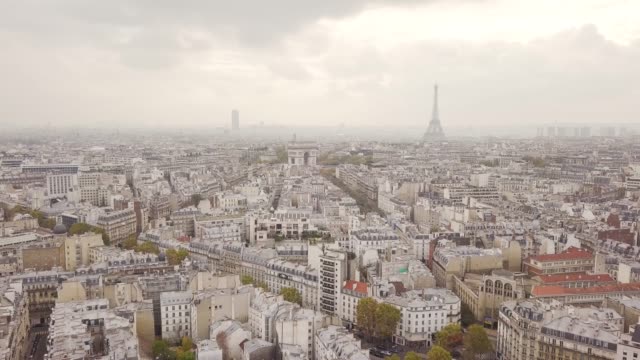 Fliegen-über-die-Dächer-von-Paris