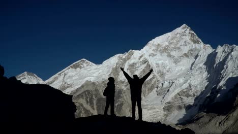 Silhouettes-of-tourists-in-the-mountains