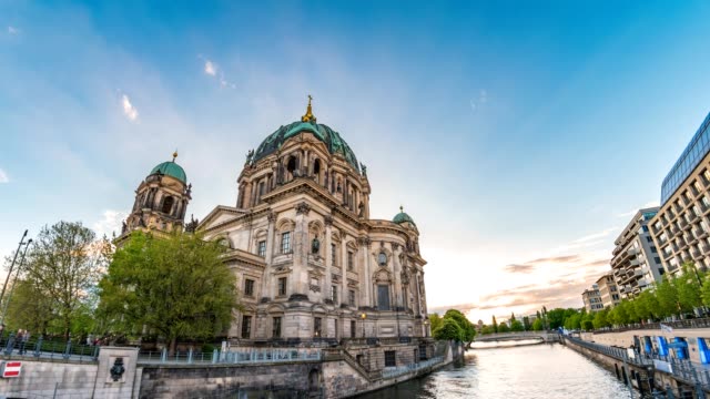 Berlin-city-skyline-timelapse-at-Berlin-Cathedral-(Berliner-Dom)-and-Spree-River,-Berlin,-Germany-4K-Time-lapse