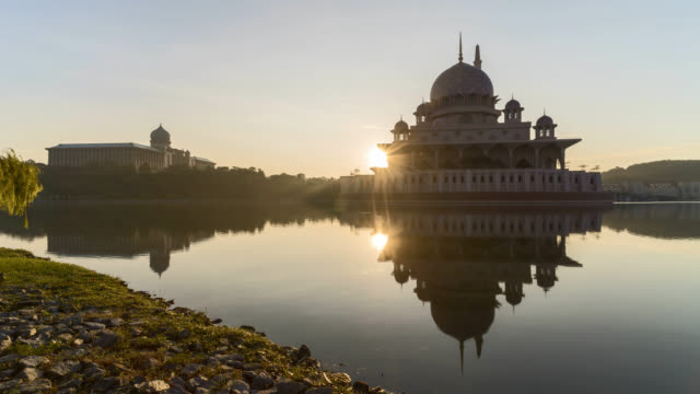 Espectacular-amanecer-en-la-mezquita-de-Putra,-Putrajaya