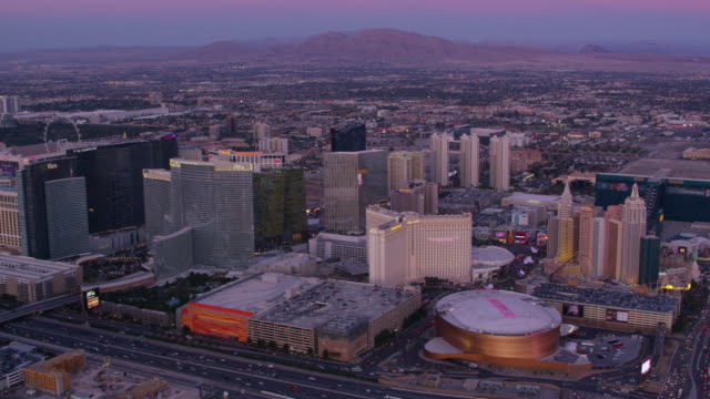 Weitwinkel-Luftaufnahme-des-Las-Vegas-Strip-bei-Sonnenuntergang.