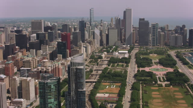 Aerial-shot-of-Grant-Park,-Buckingham-Fountain-and-downtown-Chicago.