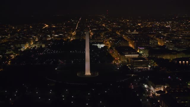Luftaufnahme-des-Washington-Monument-und-Capitol-Mall-in-der-Nacht.