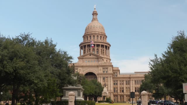 Exterior-día-establecer-la-captura-de-la-cúpula-de-Capitolio-del-estado-de-Texas-en-Austin