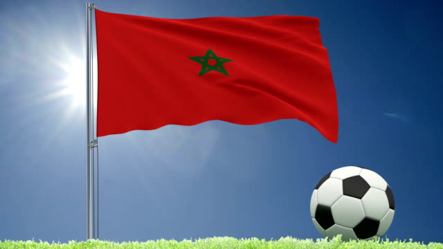 Rollos-de-bandera-de-Marruecos-revoloteando-y-un-balón-de-fútbol-sobre-el-césped,-render-3d,-material-de-archivo-de-4-k